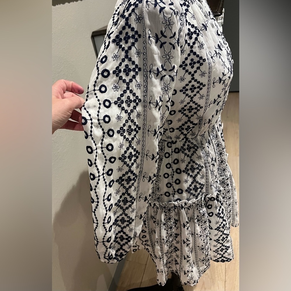 COPY - Embroidered flowy light dress - Picture 5 of 7